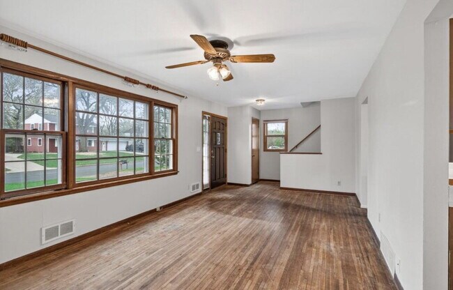 Foto del edificio - Charming 4-Bedroom Blaine Home with Hardwood Elegance & 2 Full Baths - 1,620 Sq Ft of Comfort!