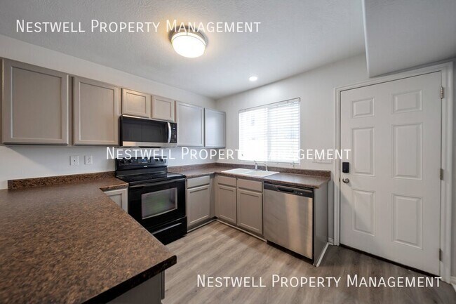 Foto del edificio - Great End Unit Townhouse in Prime Location!