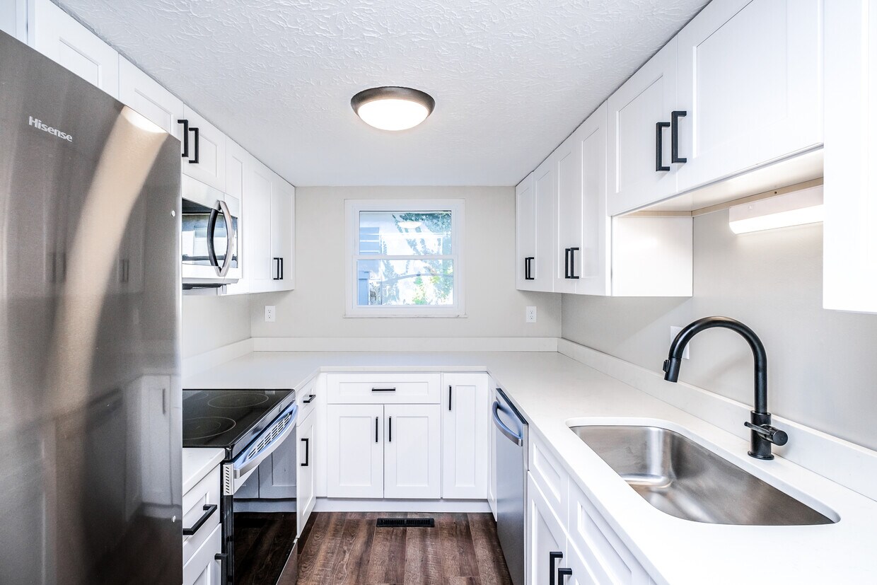 Kitchen - 886 Linworth Road East