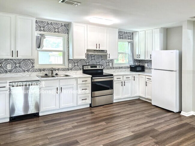 Foto del edificio - 3302 Village Dr SW