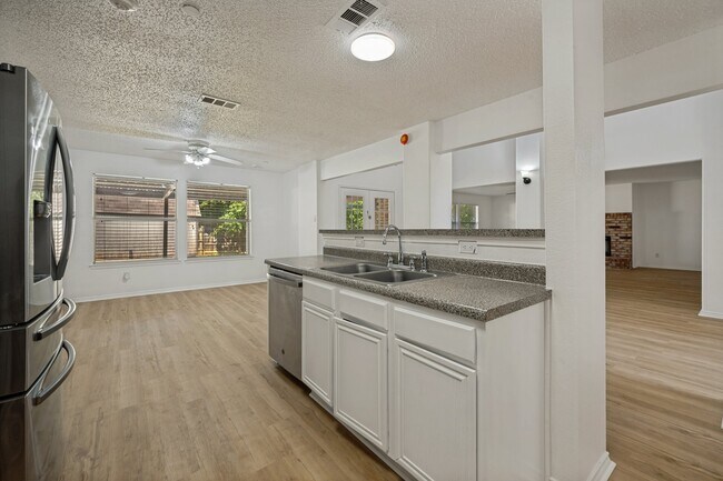Foto del edificio - 5518 Heathercrest Dr