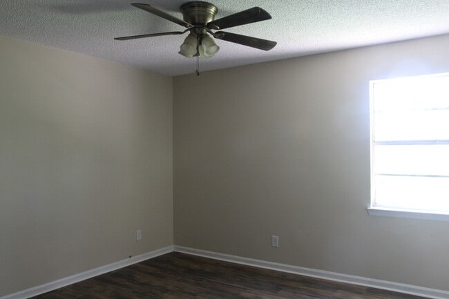 Building Photo - 2507 Beachview Dr