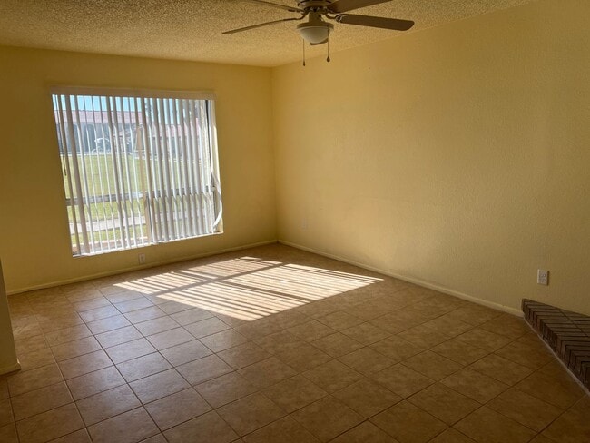 Building Photo - Two Bedroom Townhome Centrally Located in Yuma.