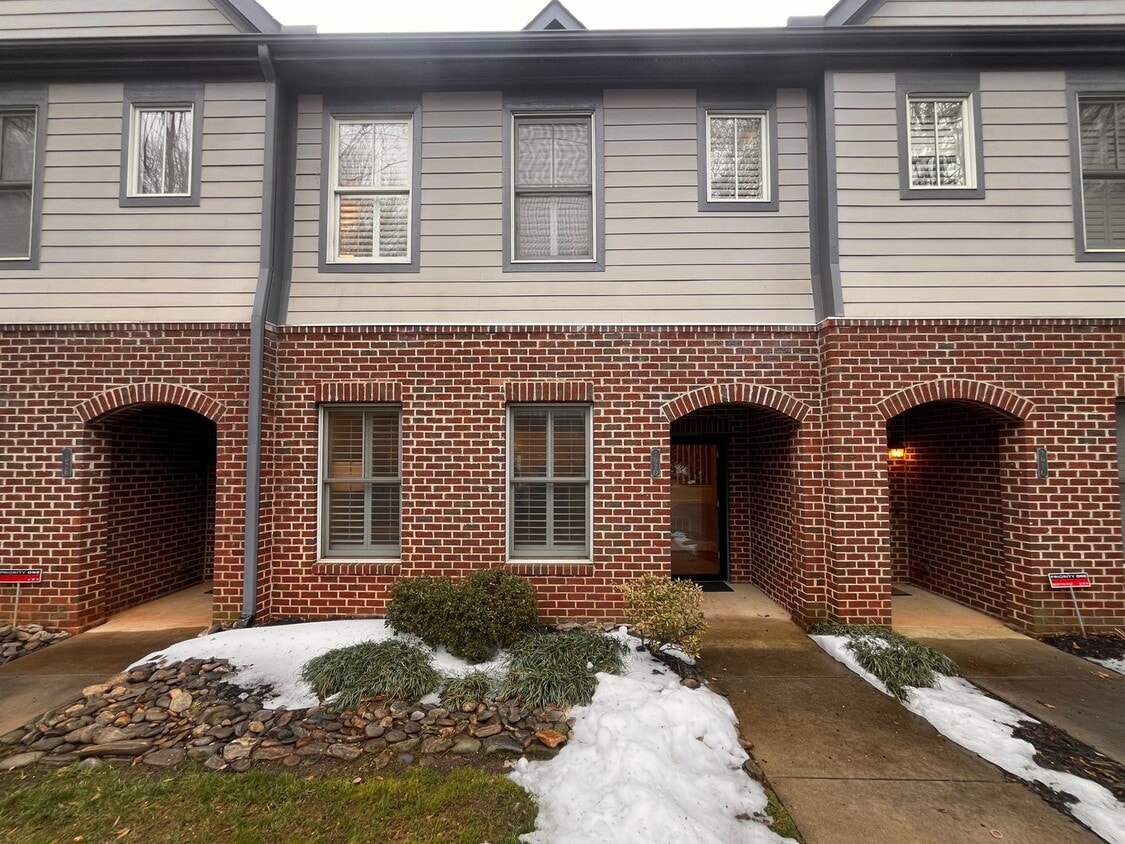 Townhome Available in North Main Community Downtown Greenville! - Townhome Available in North Main Community Downtown Greenville!