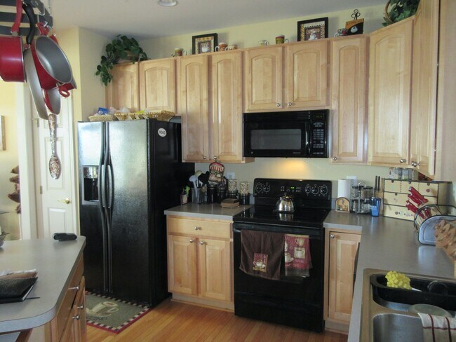 Building Photo - VERY SPACIOUS TOWNHOUSE IN VILLAGES OF URBANA