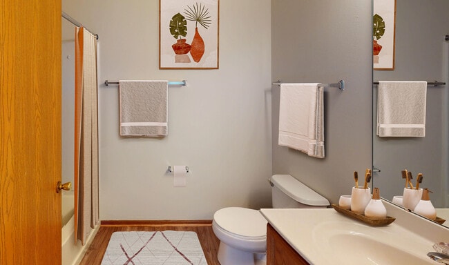 Baño con bañera - Hilliard Park Apartments