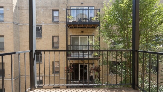 Building Photo - 3346 W Wilson Ave