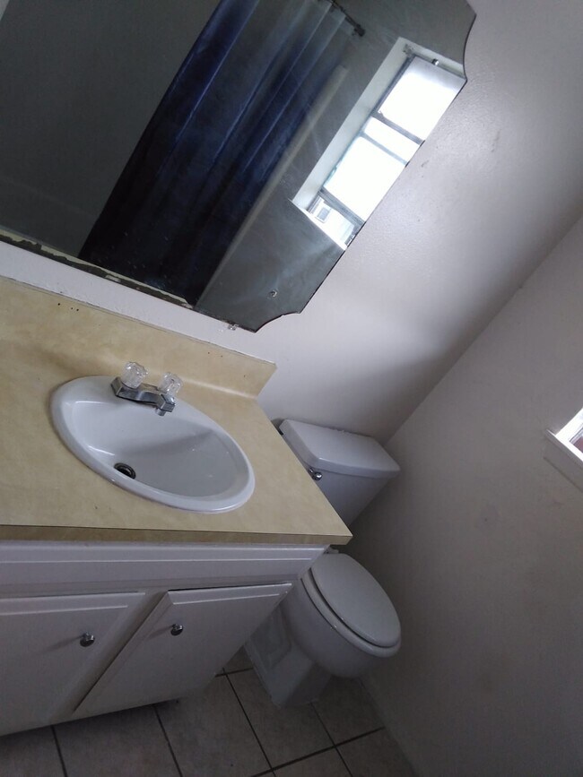 The full bathroom with bathtub - 1704 W McIntyre St
