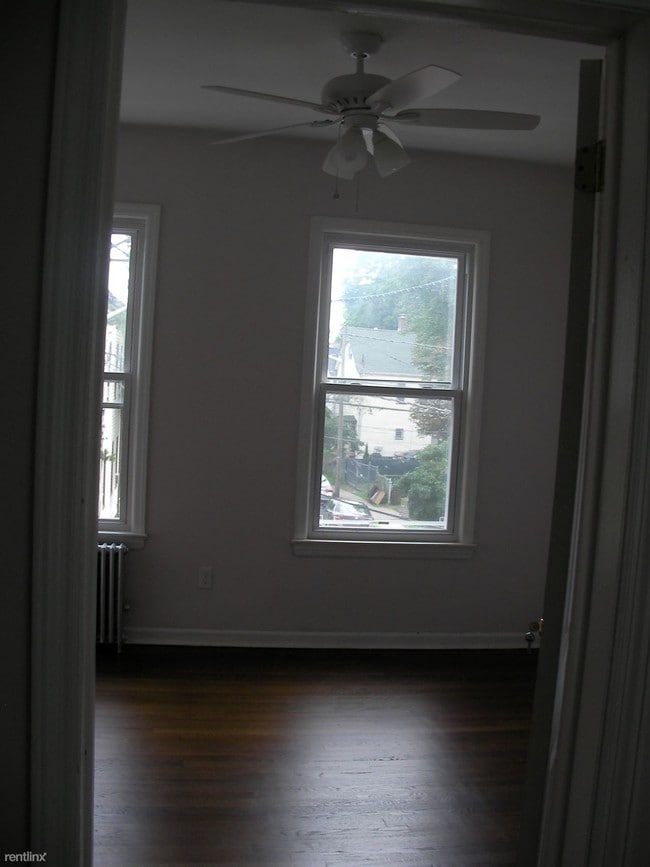 Building Photo - 1 br, 1 bath Apartment - 645 Union St 1