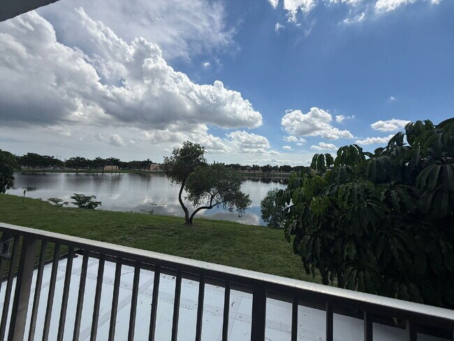 Foto del edificio - Charming 2-Bed Water View Condo Haven in M...