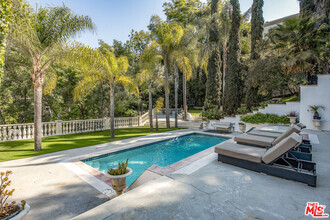 Building Photo - 3780 1/2 Multiview Dr