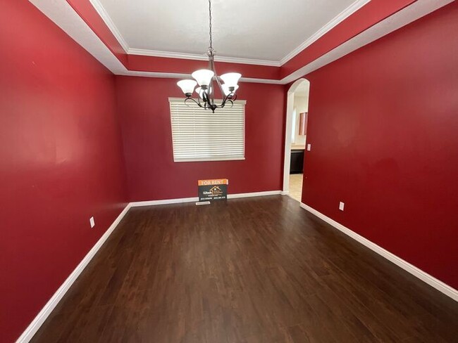 Building Photo - 6 bedroom 3 1/2 bathrooms 2 car garage Lar...