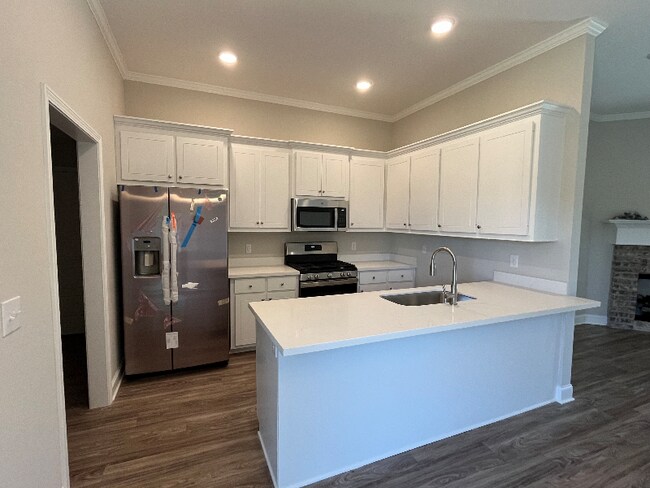 Building Photo - 535 Silver Hill Dr