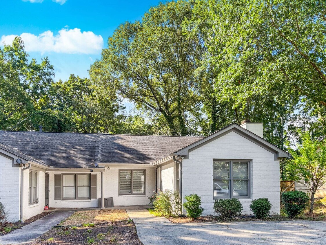 Primary Photo - Charming Updated 2BR/2BA Duplex Close To E...