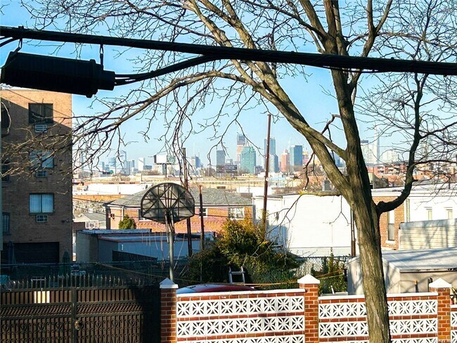 Foto del edificio - 66-03 52nd Ave