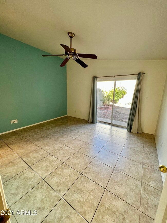 Foto del edificio - 3158 E Clarendon Ave