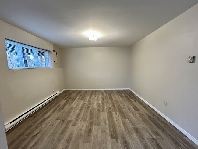 Building Photo - 8 Abbey Ln