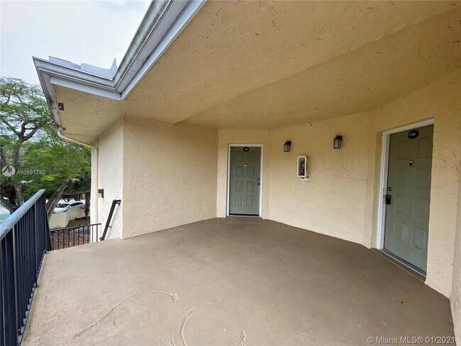 Building Photo - 2550 SW 18th Terrace