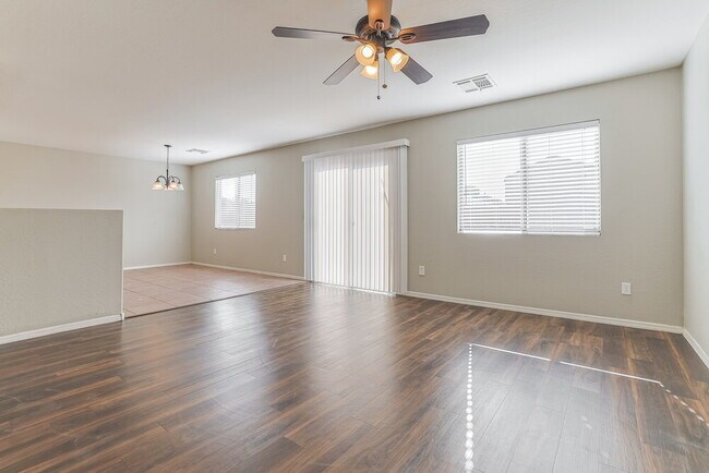 Foto del edificio - 1465 E Daniella Dr