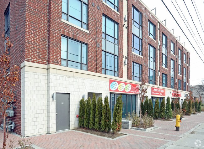 Building Photo - 724 Sheppard Ave W