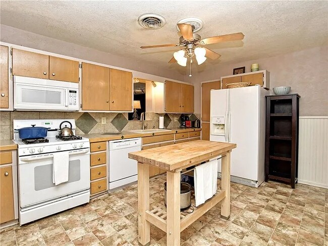 Building Photo - 614 S Groos St