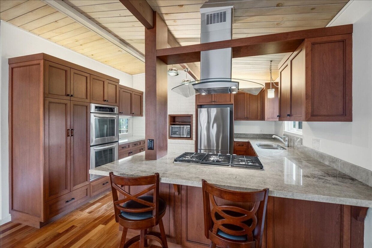 Foto principal - Beautiful 3 bed 3 bath 2 story home in Bel...
