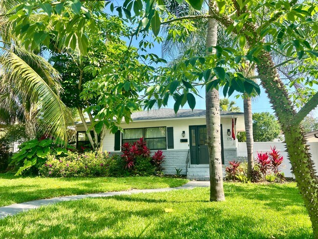 Foto del edificio - FULLY FURNISHED 2/2 OLD NE BUNGALOW