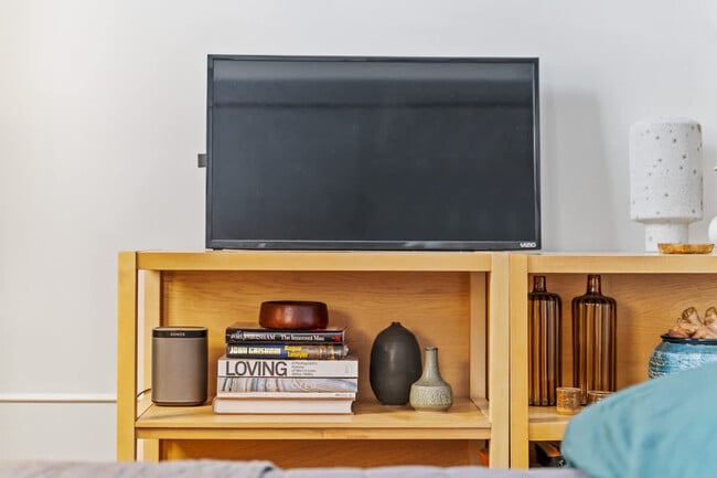 Building Photo - 4413 1/2 N Greenview Ave