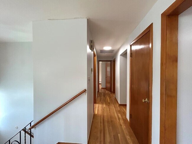 Foto del edificio - 122 Running Brook Rd