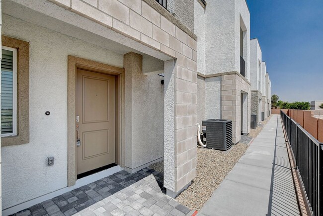 Building Photo - BRAND NEW TOWNHOME OFF 215 AND RUSSELL * N...