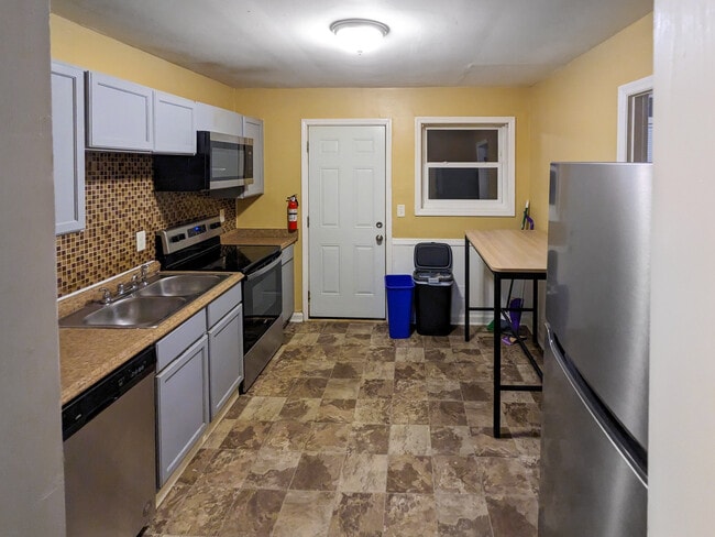 Building Photo - 972 Forrest Cir SE