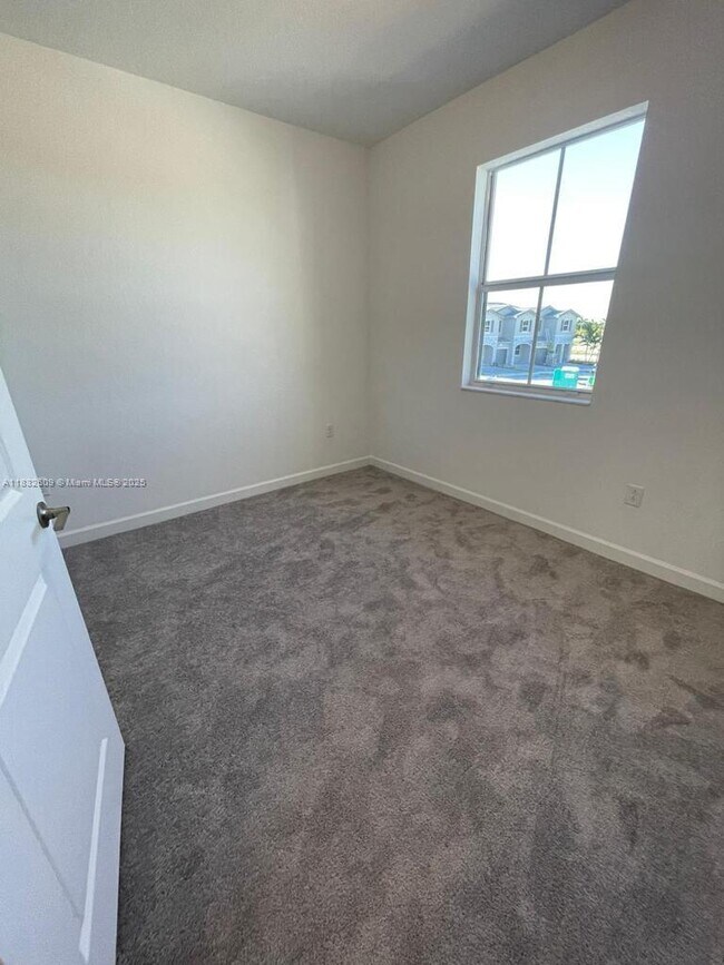 Building Photo - 2634 SE 11th Ct