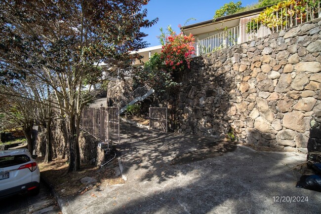 Building Photo - $5,500 / 4br - 4 BED 2.5 BATH HOME IN MANOA