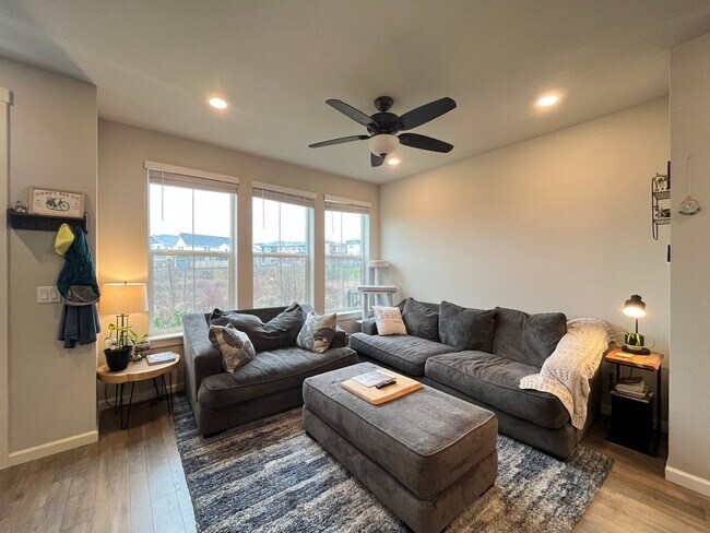 Foto del edificio - Spacious 3 bed/2.5 Bath Townhome in Hillsb...