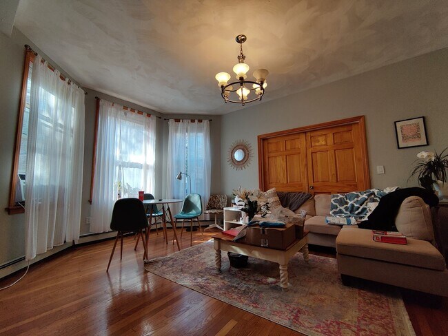 Foto del edificio - Desirable Brookline Location, Heat, Hot Wa...