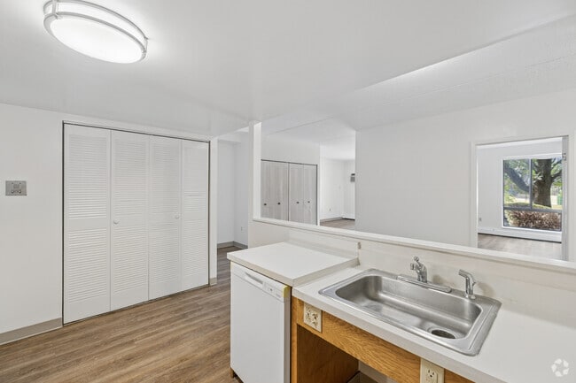 2BR, 1BA - 1,088SF - Kitchen - Roxbury Apartments