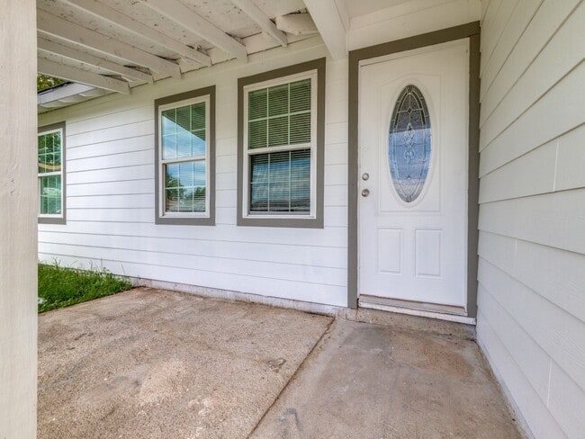 Building Photo - 411 Gober St