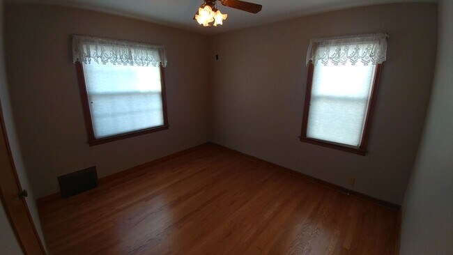 Building Photo - Beautiful Cape Cod 3 bed 1 bath, located o...