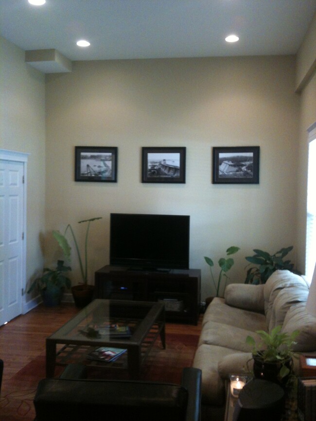 Foto del edificio - 7326 Hoover Ave