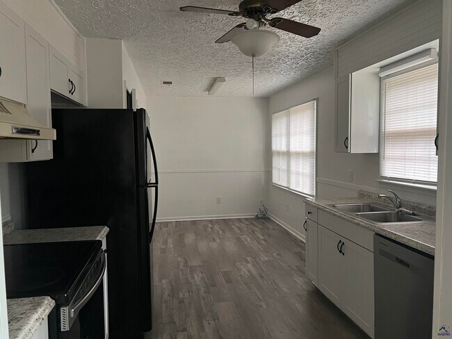 Foto del edificio - 100 Grove Ln