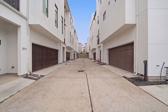 Foto del edificio - 327 E 2nd St