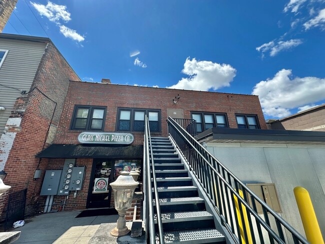 Building Photo - 414 Dousman St