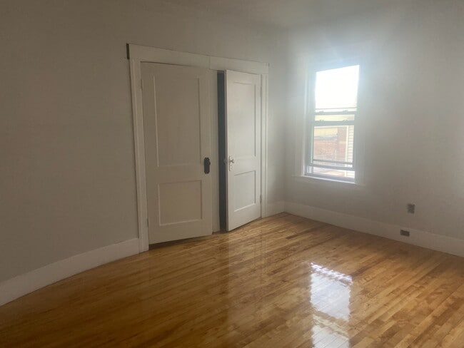 Bedroom with double door closet - 10 Ellsworth St