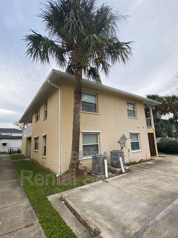 Building Photo - 209 7th St S