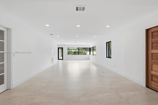 Foto del edificio - 1215 NE 110th St