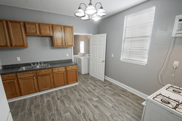 Foto del edificio - 1533 Louisa St