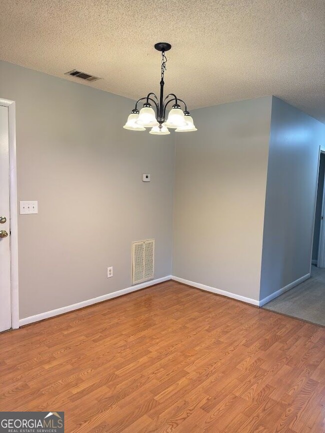 Building Photo - 137 Royal Cir