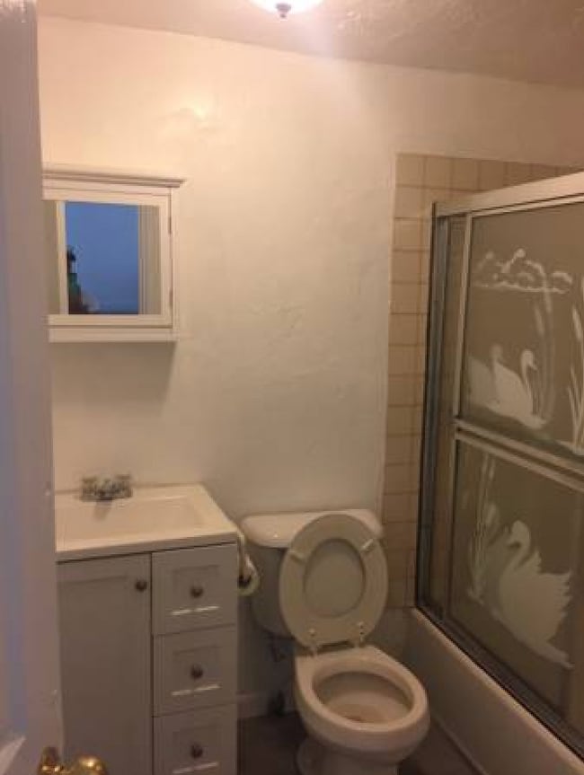 Building Photo - 8 Adella Pl