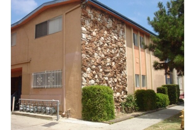 Building Photo - 727 E 7th St