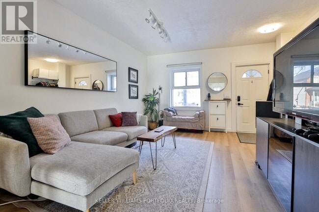 Photo du bâtiment - 20 Uxbridge Ave